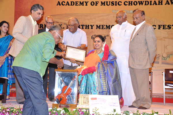 ‘The Academy of Music Chowdiah Award’ was presented to Sudha Ragunathan by Bharat Ratna Shri CNR Rao at the Chowdiah Memorial Hall, Bangalore